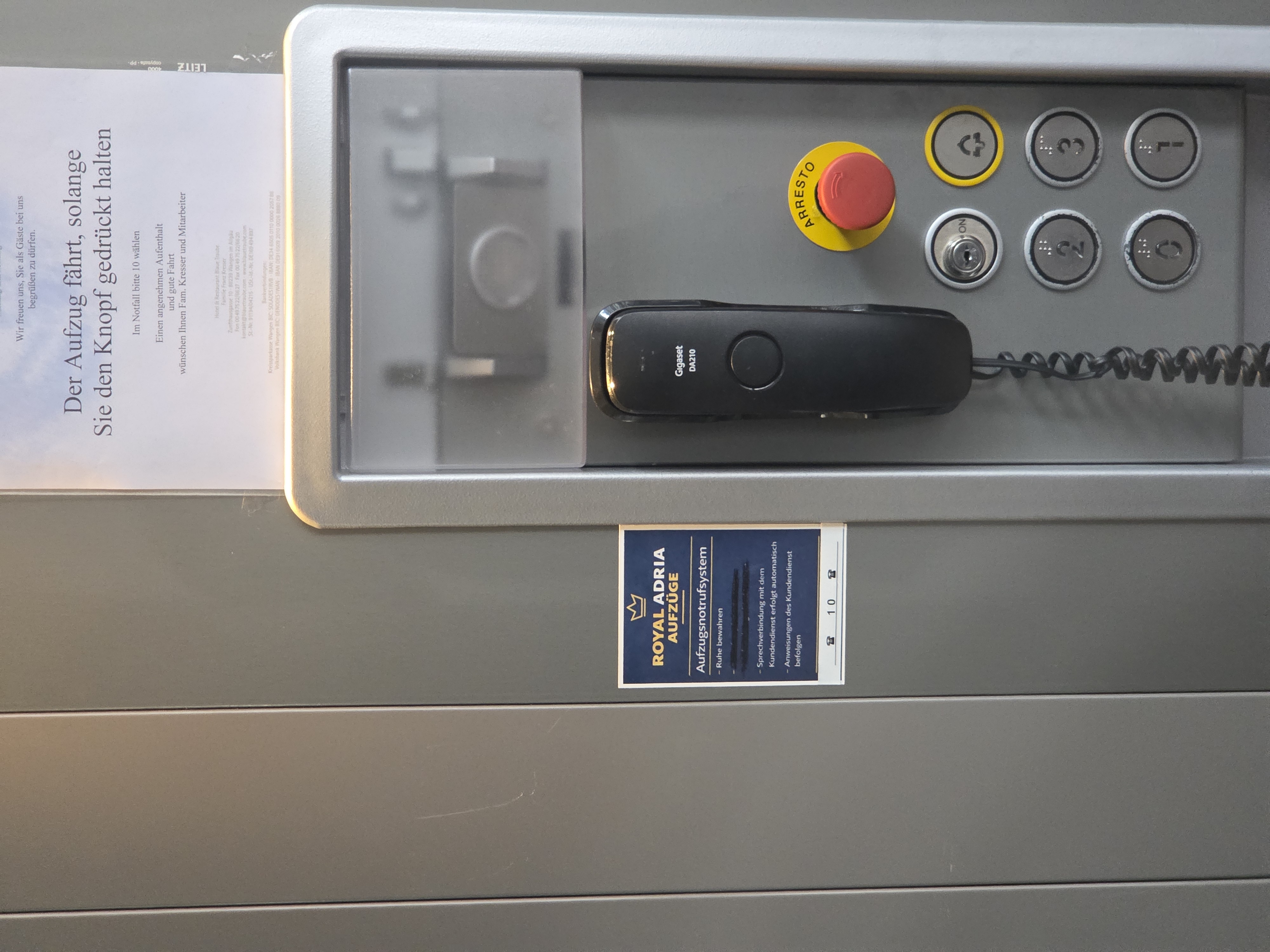 Bedieneinheit und Notrufstation an der Aufzugsanlage