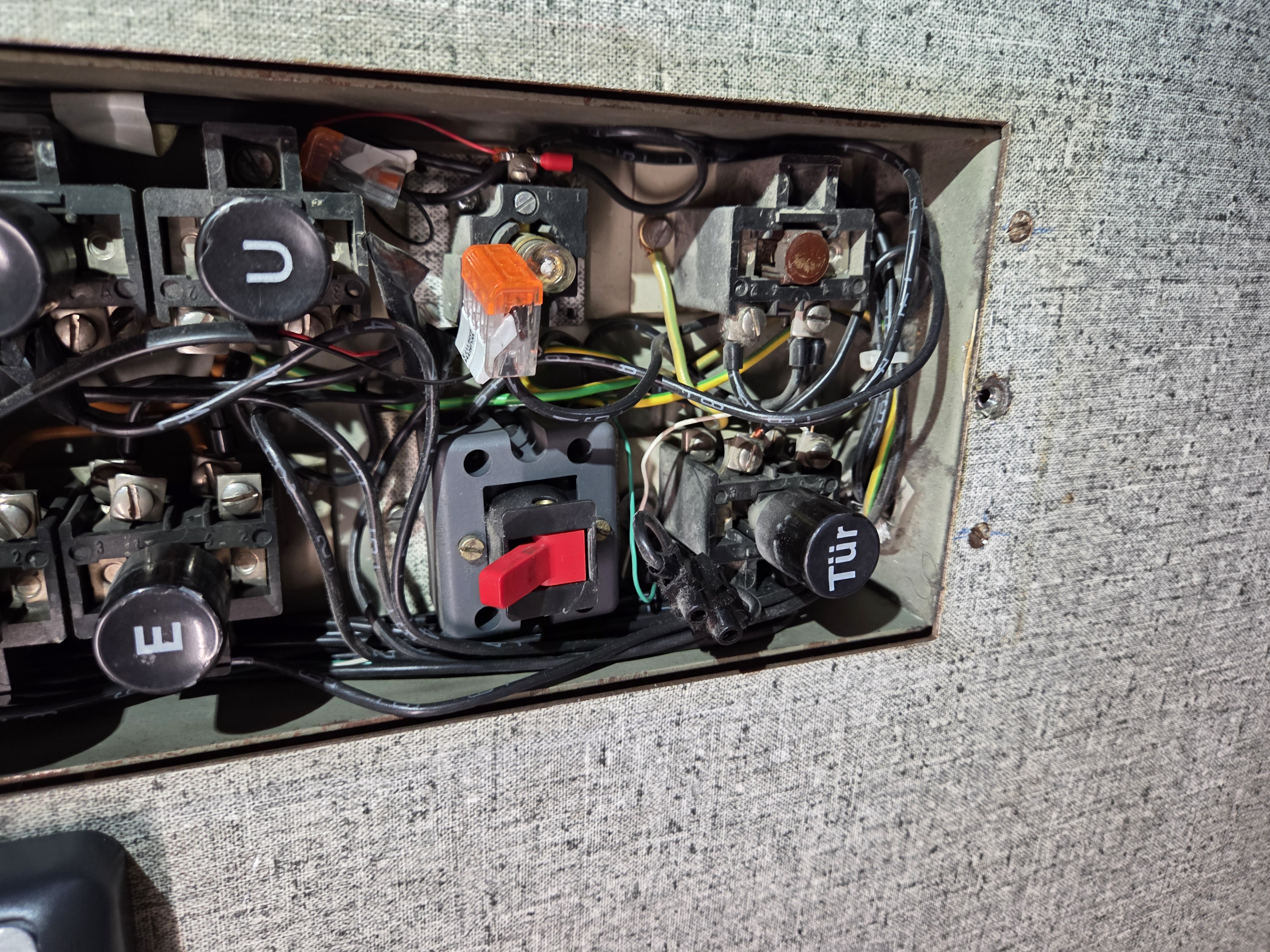 Instandsetzung und Neuaufklemmung der Befehlstatzen im geöffneten Kabinentableau