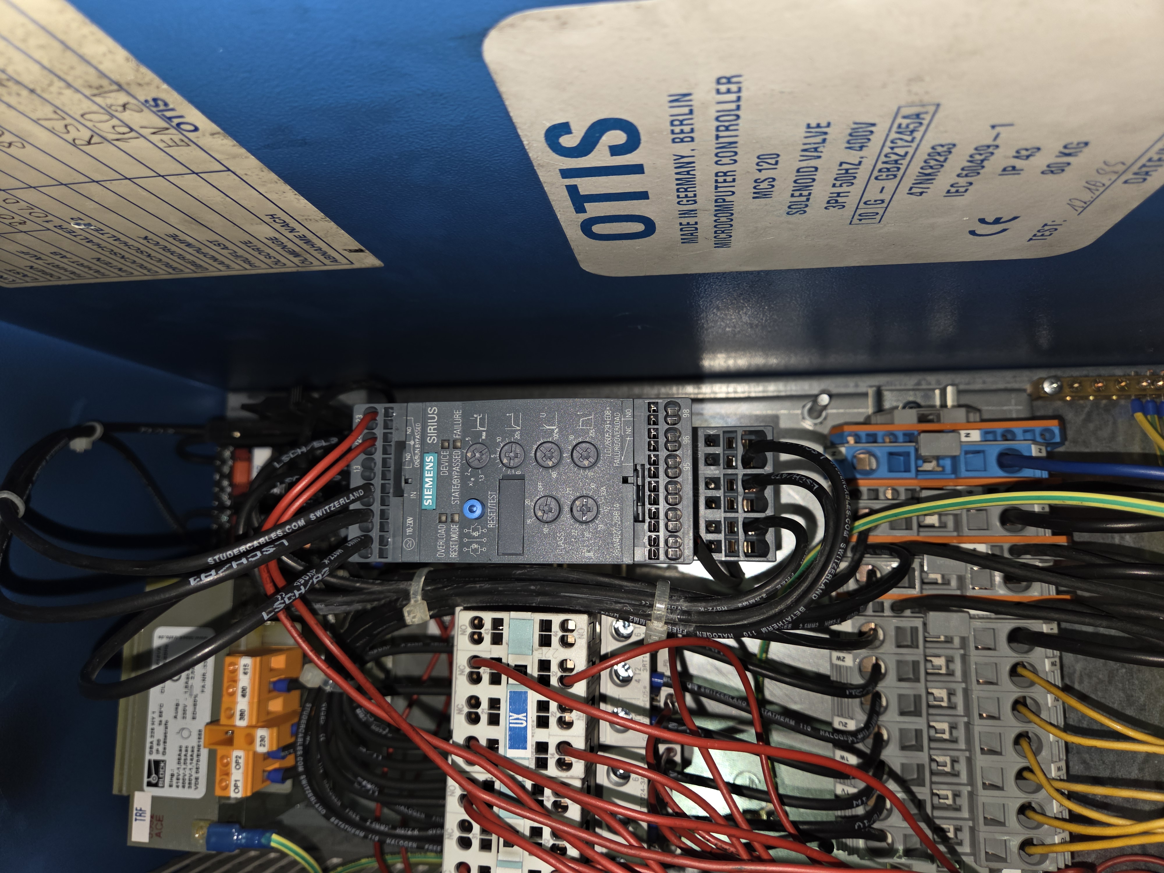 Eingebauter Siemens SIRIUS Sanftstarter im OTIS MCS 120 Schaltschrank