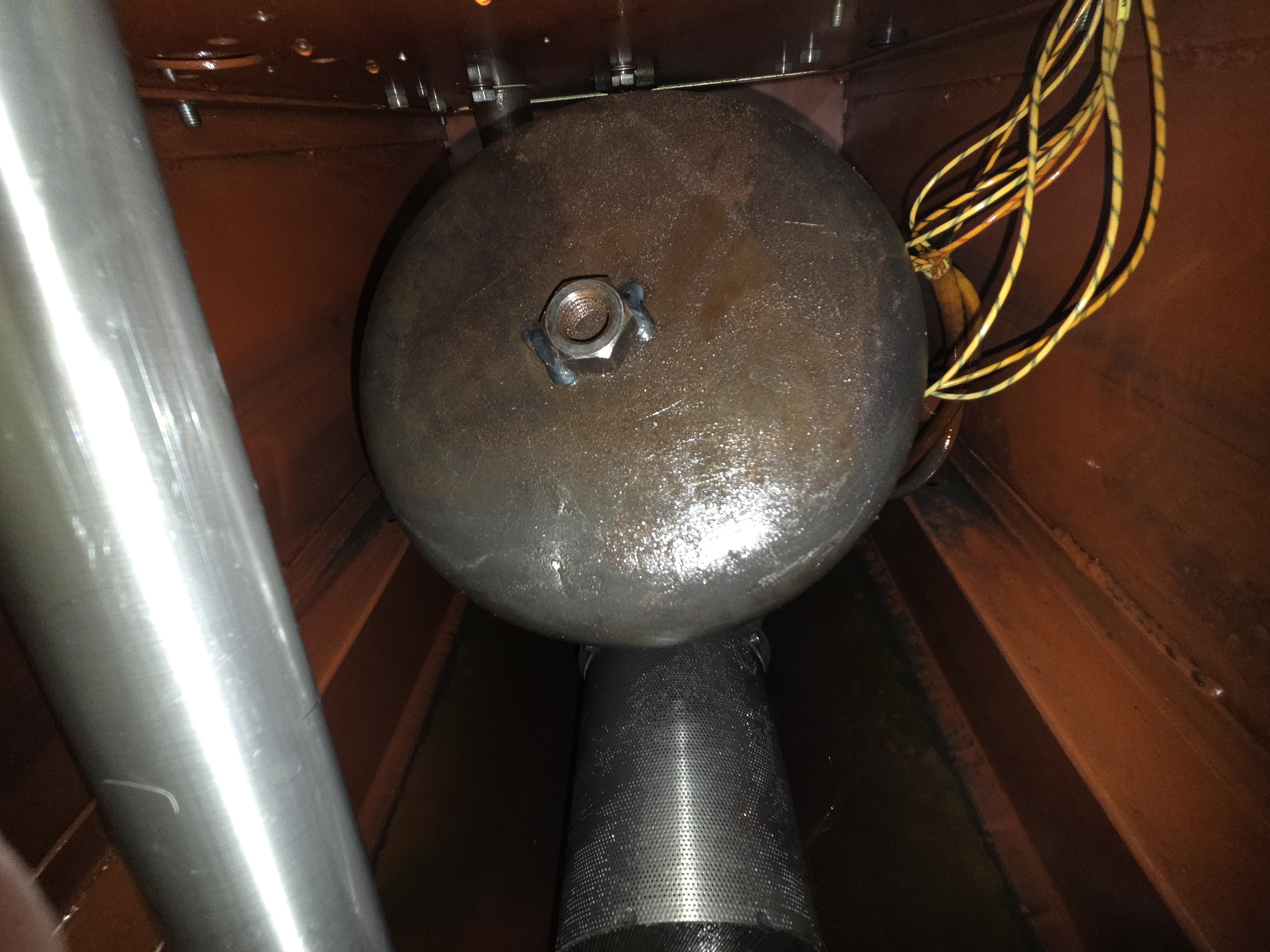 Sicht von oben auf den Druckspeicher und die Ölpumpeneinheit