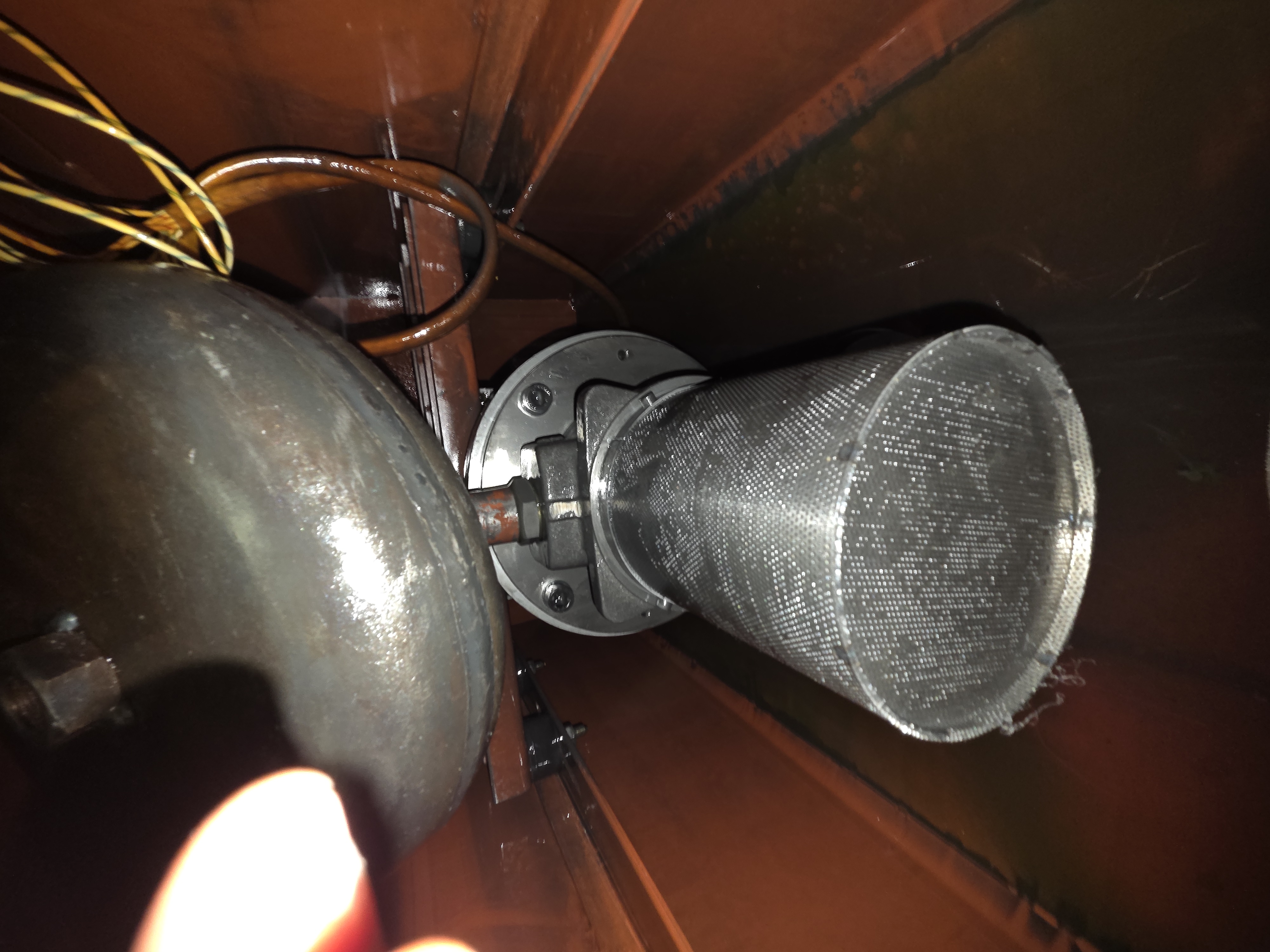 Gesamtansicht der montierten Hydraulikpumpe im Bauer Öltank