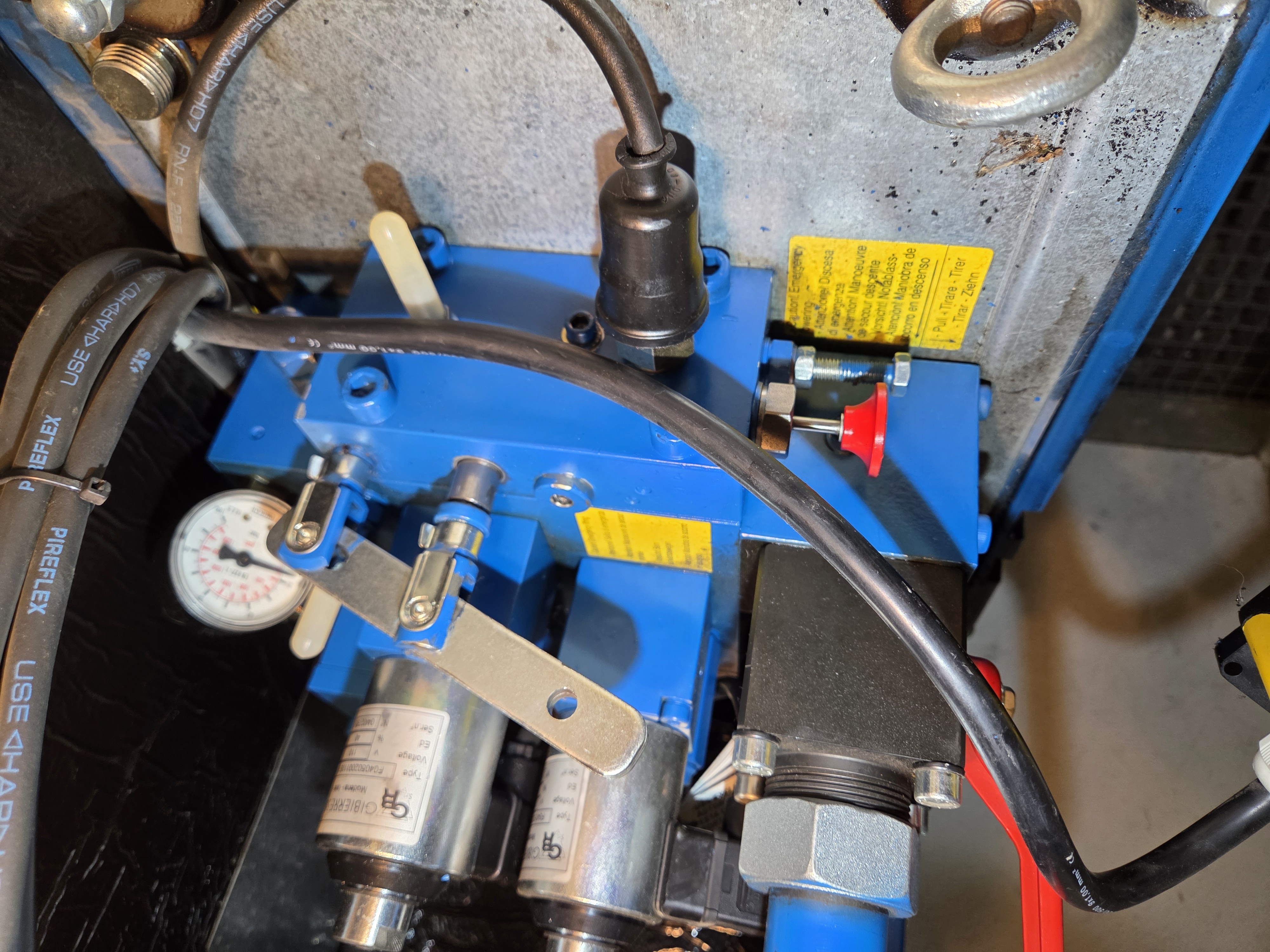 Blauer Otis Steuerblock mit Handpumpenhebel und Manometer
