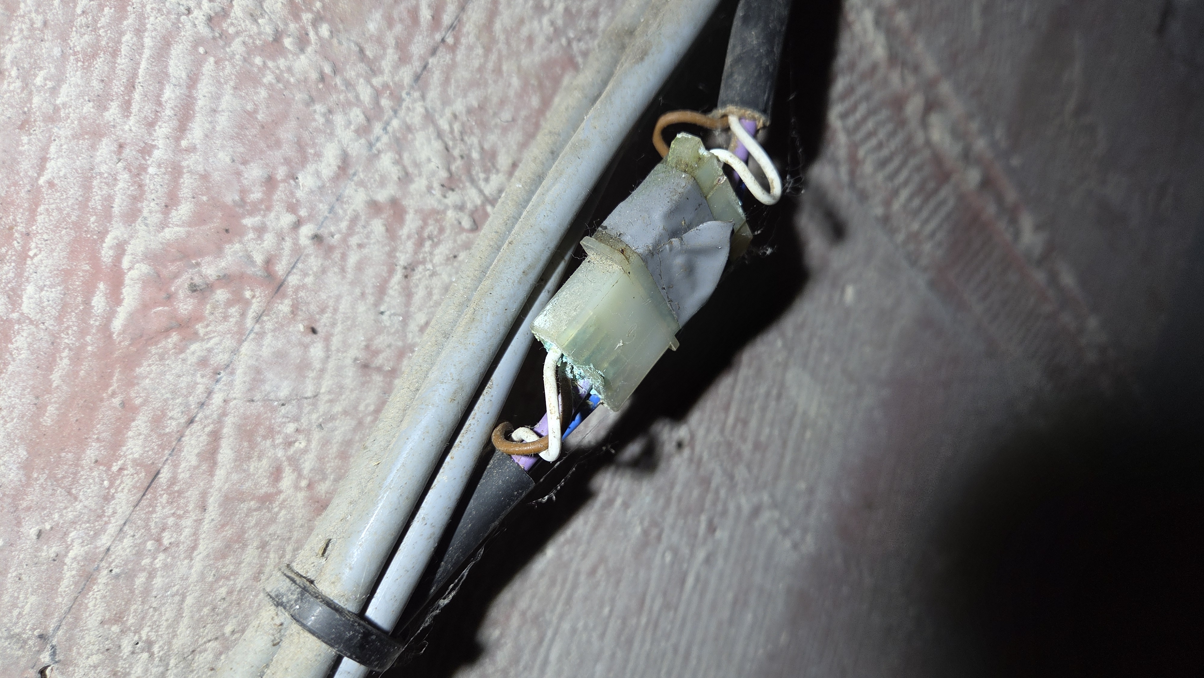 Nahaufnahme der oxidierten Kontaktpins durch Feuchtigkeit