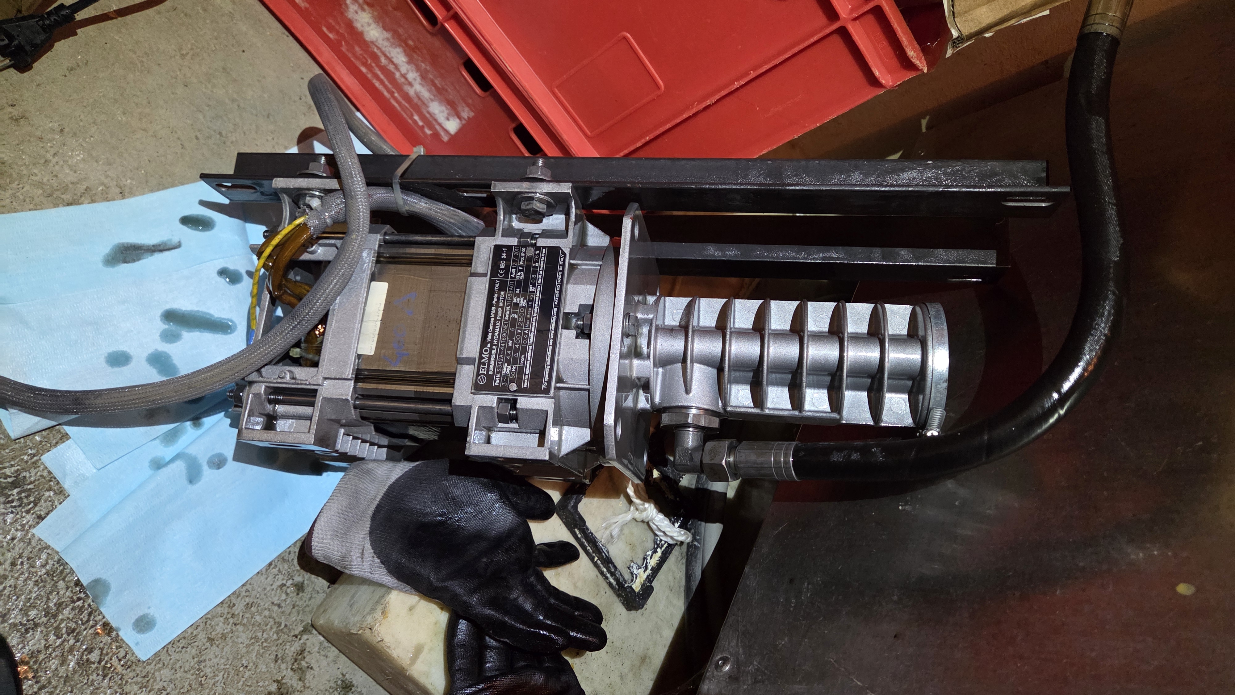 Montage der neuen hydraulischen Ölpumpe