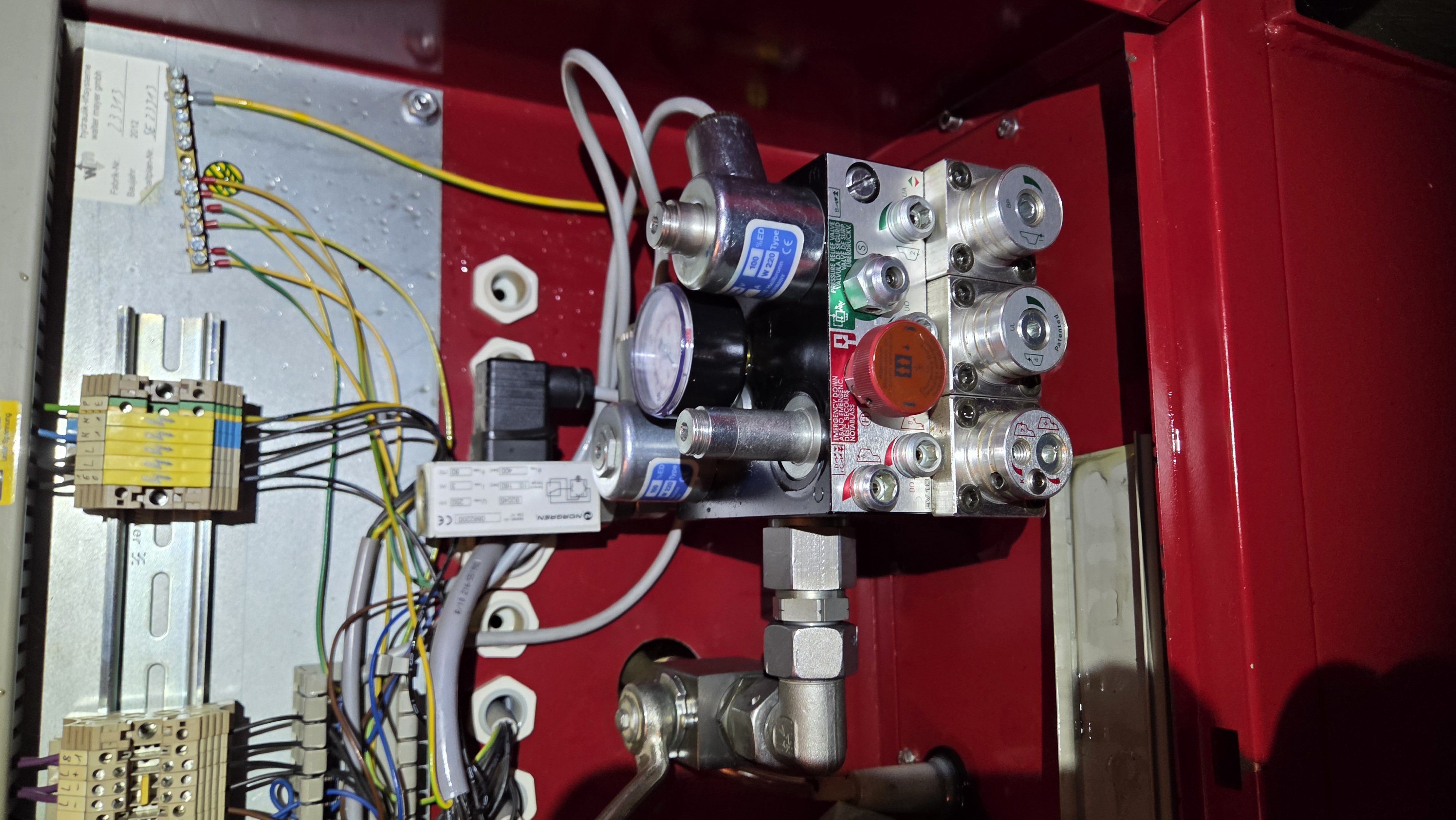 Einbau des neuen hydraulischen Steuerblocks