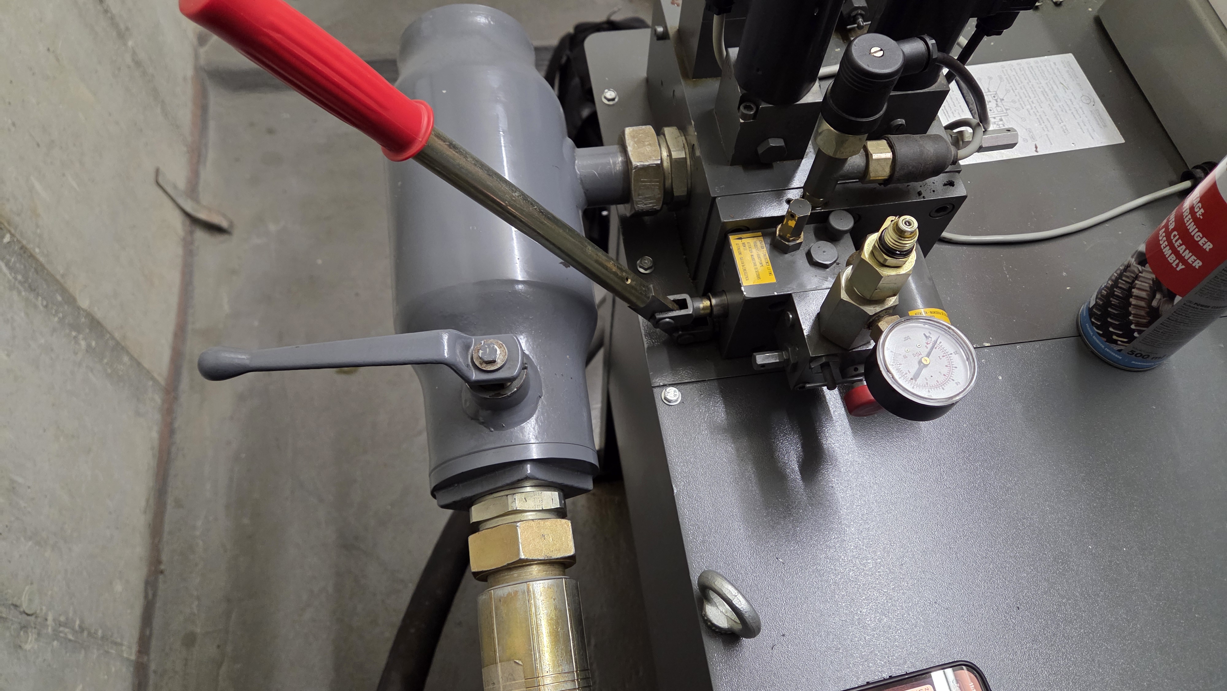 Absperrhahn und Hydraulikanschluss am Aggregat