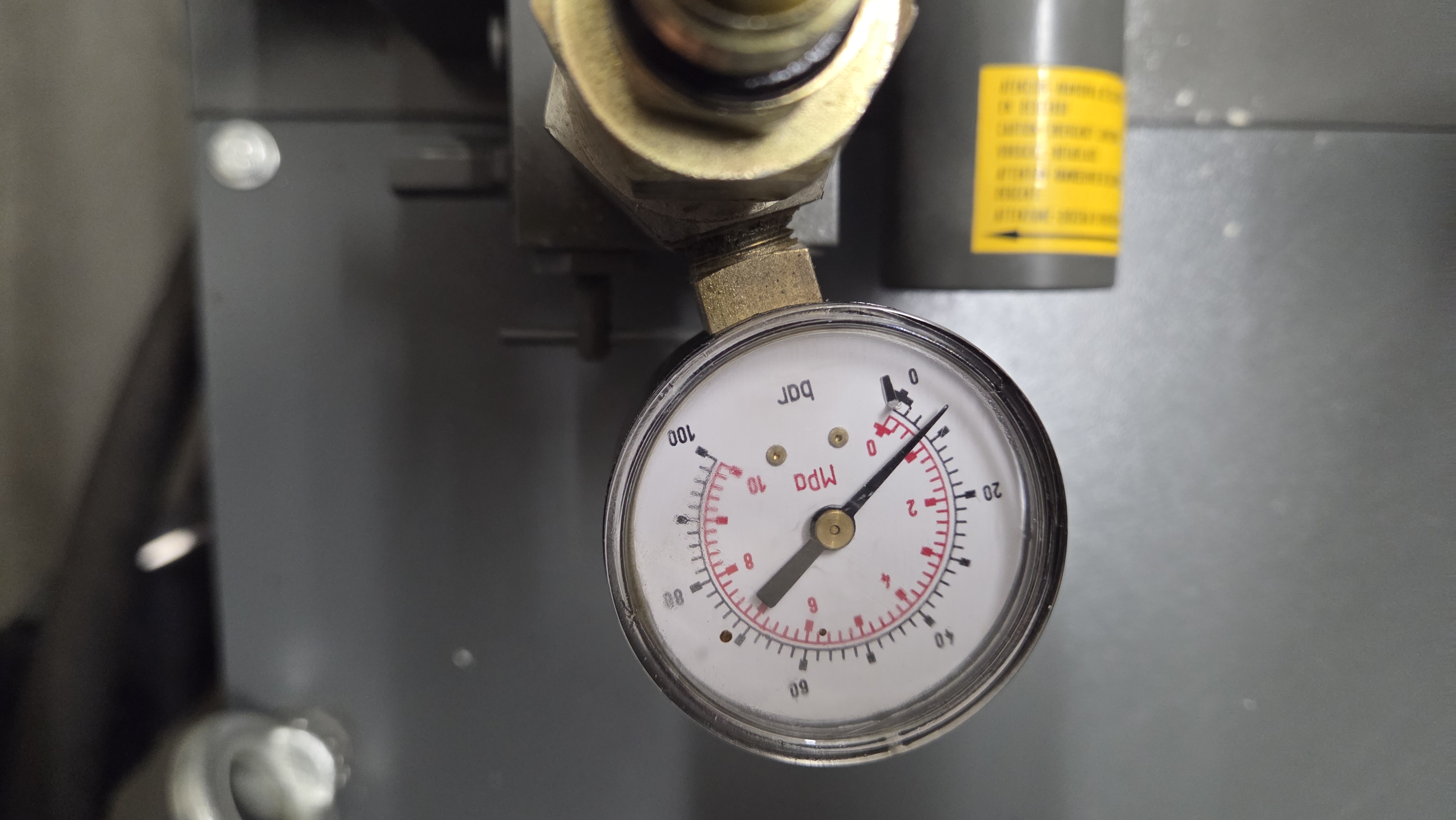Präzise Druckkontrolle am Manometer