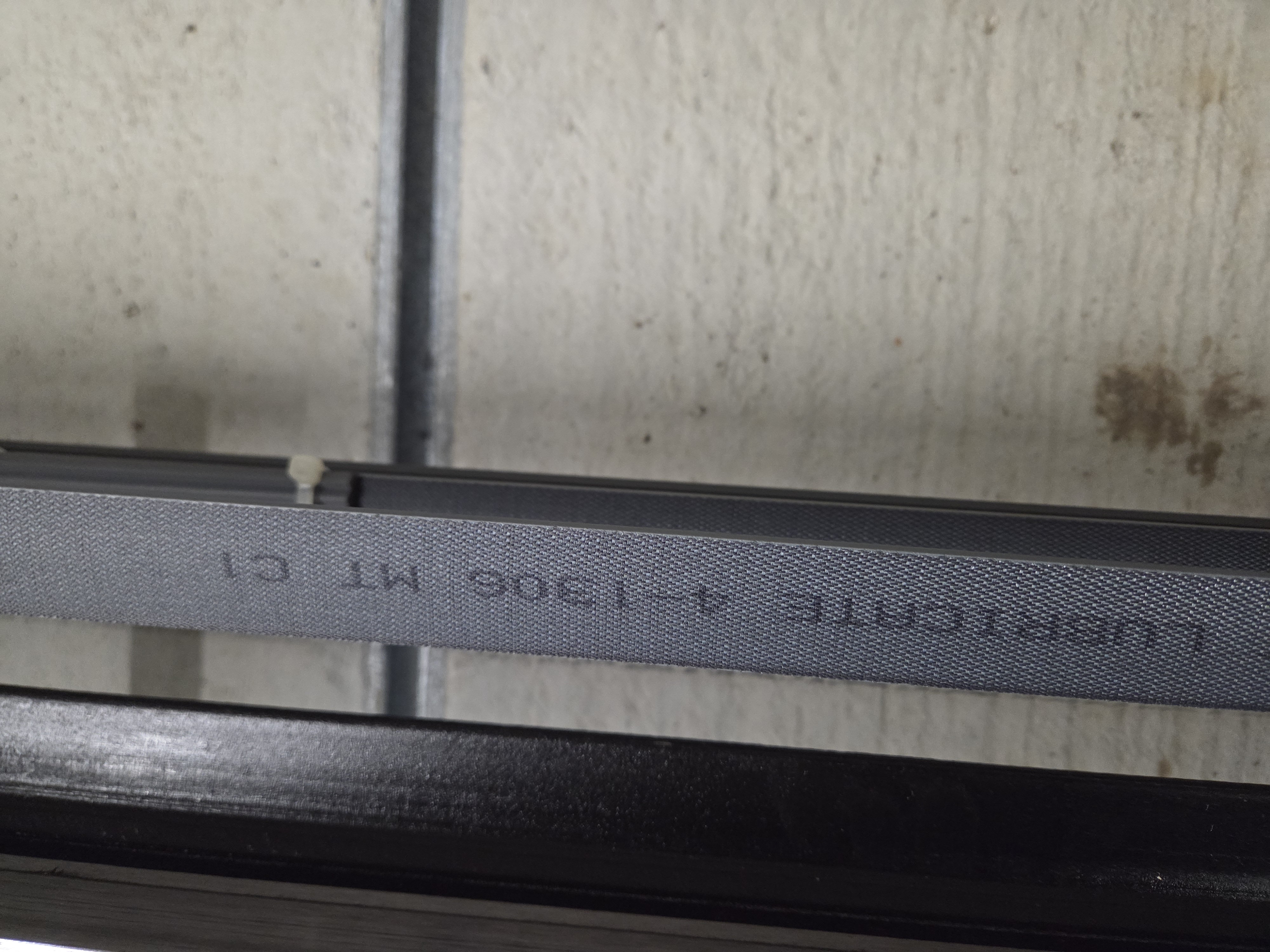 Detailansicht der Riemenbezeichnung und Führung am Schindler 3300
